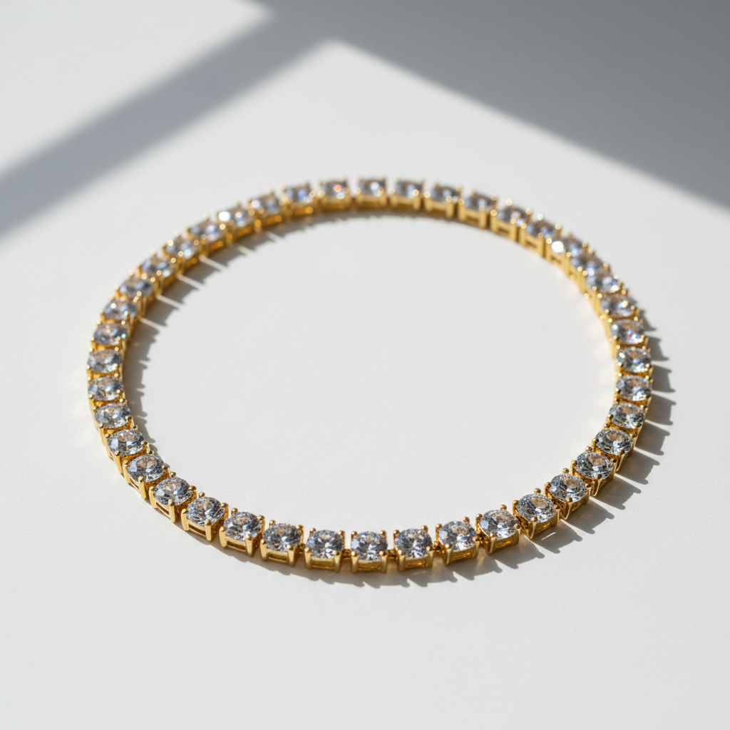 Colar Riviera Luxo - semijoia dourada com zircônias alinhadas sobre mesa branca