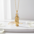 Pingente Nossa Senhora - semijoia com acabamento elegante sobre mesa branca
