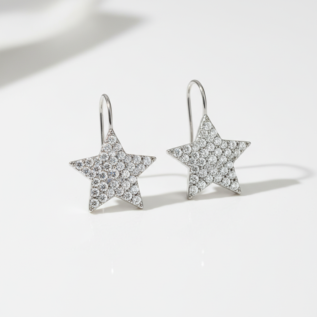Brinco Estrela Cravejada - semijoia prateada com zircônias sobre mesa branca