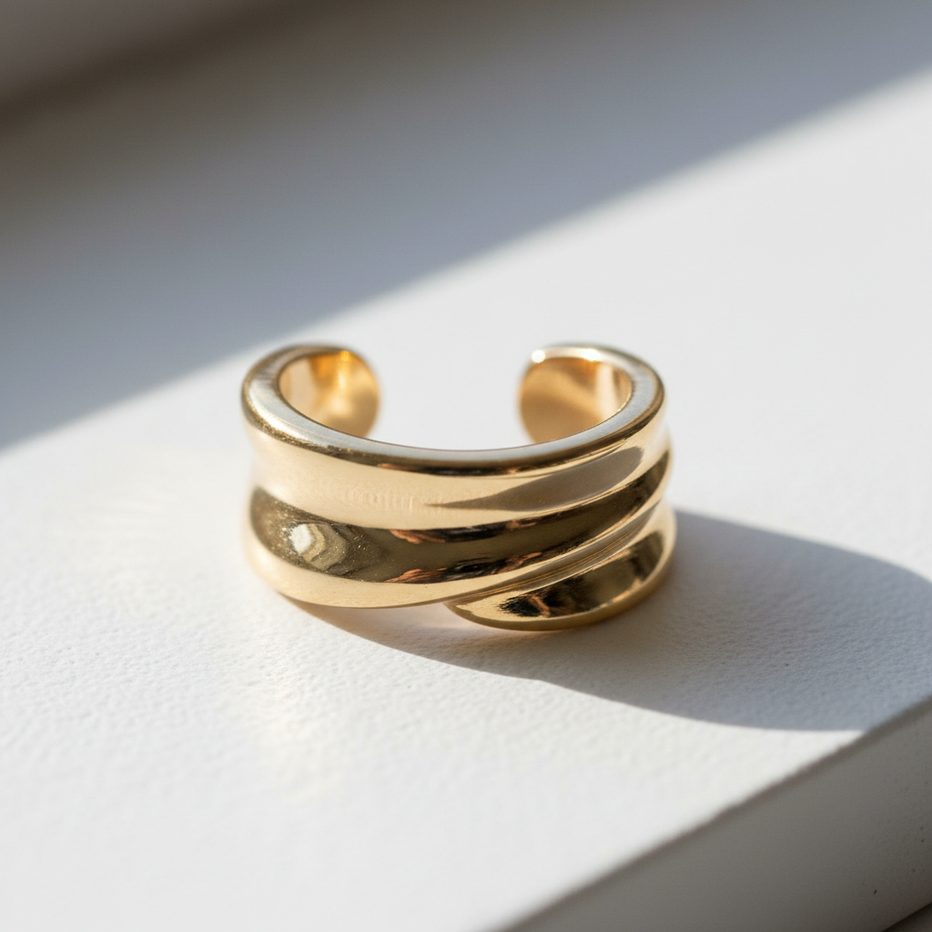 Brinco Ear Cuff Elegance - semijoia dourada minimalista sobre mesa branca