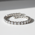 Pulseira Tennis Premium - semijoia prateada com zircônias sobre mesa branca