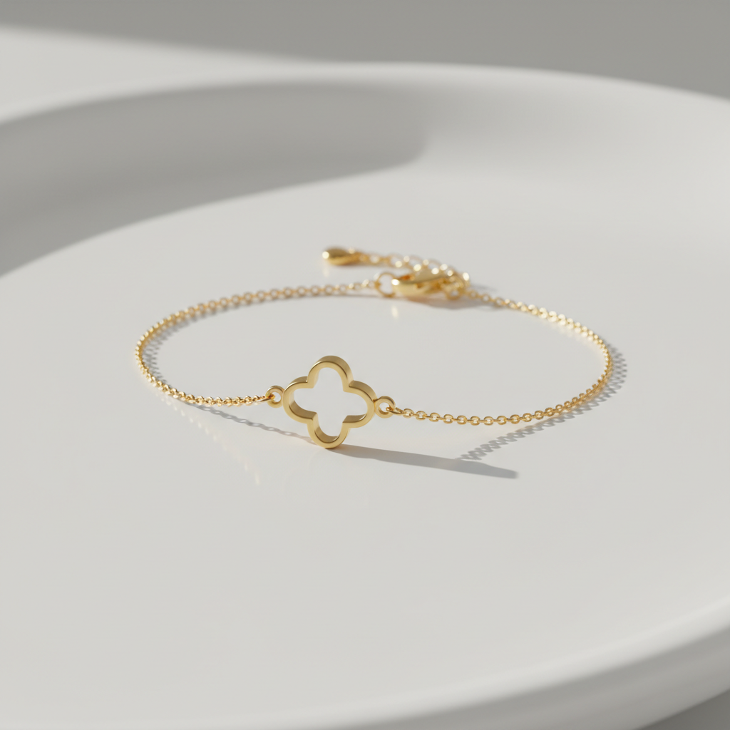 Pulseira Trevo - semijoia dourada com detalhe de trevo sobre mesa branca